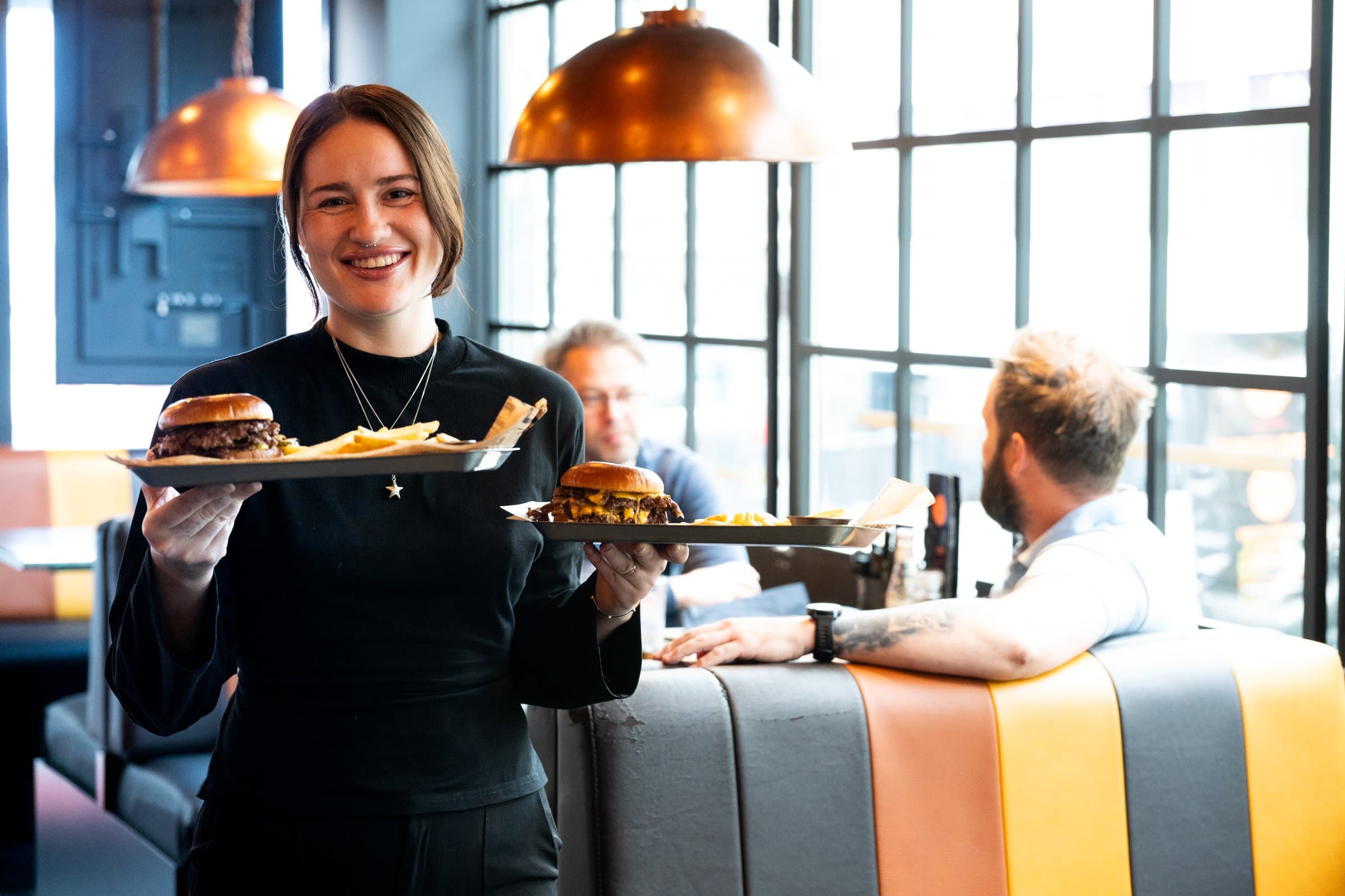 Servering av smashburgere hos Pressverket