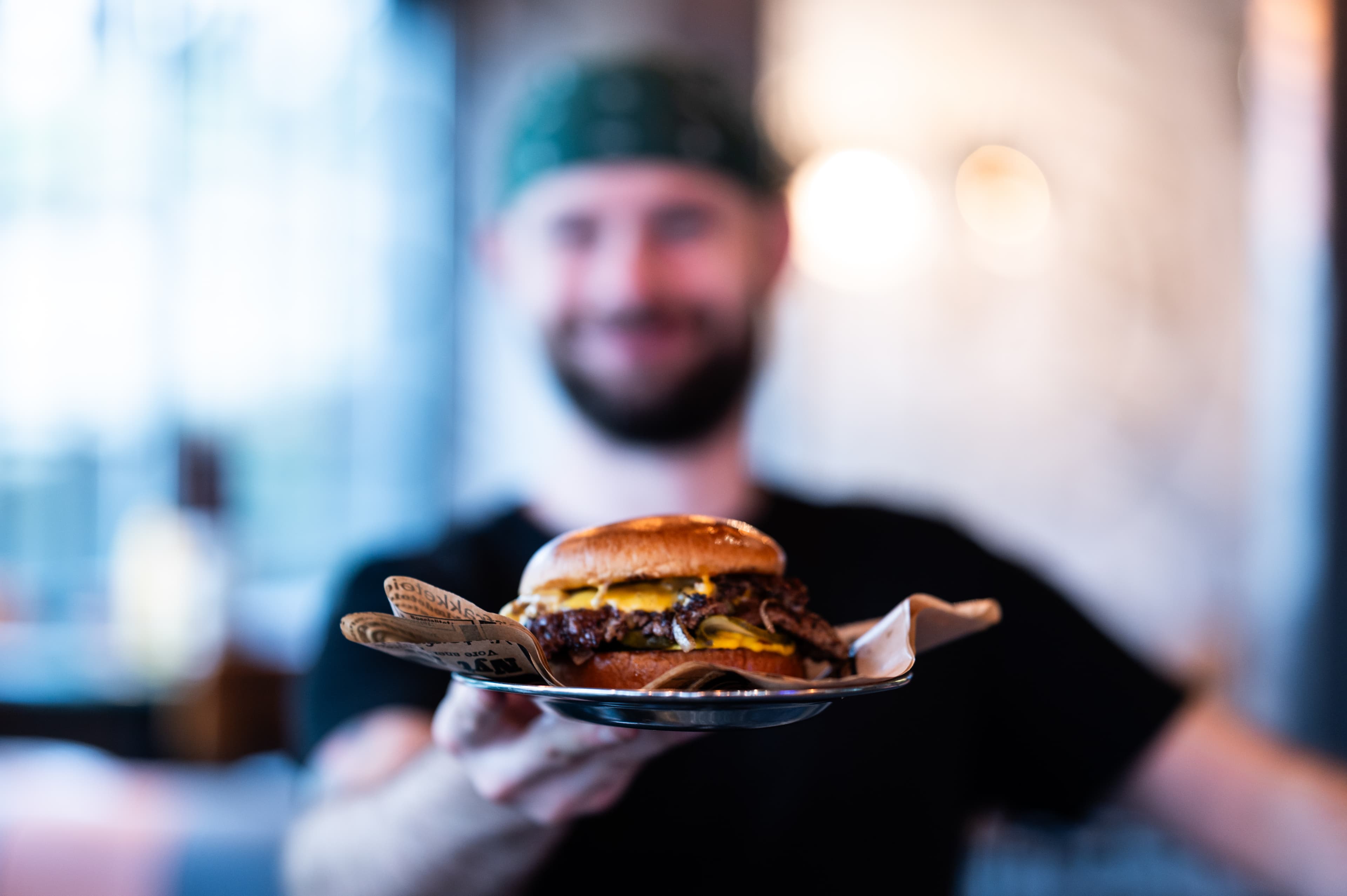 Kokk med dobbel-cheeseburger